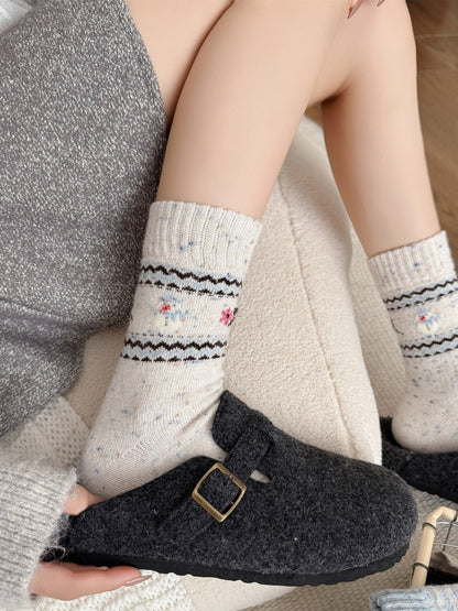 Rufia – Retro Mid-Calf Socks with Snowflake Pattern