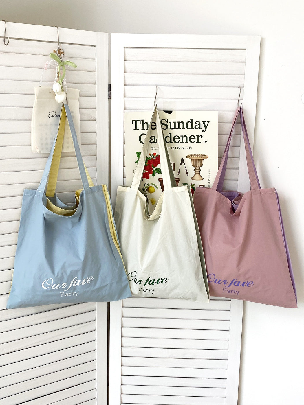 Cosbai tote bag placed on wooden bench highlighting casual style