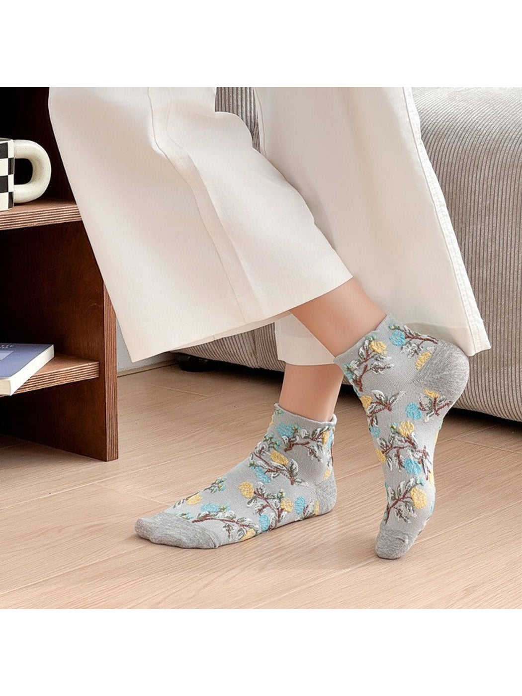 Rufia - Elegant Floral Pattern Ankle Socks