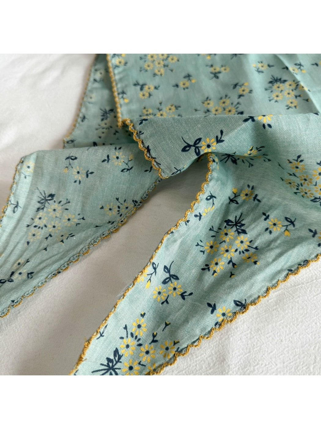 Scarvii - Vintage Floral Triangle Bandana