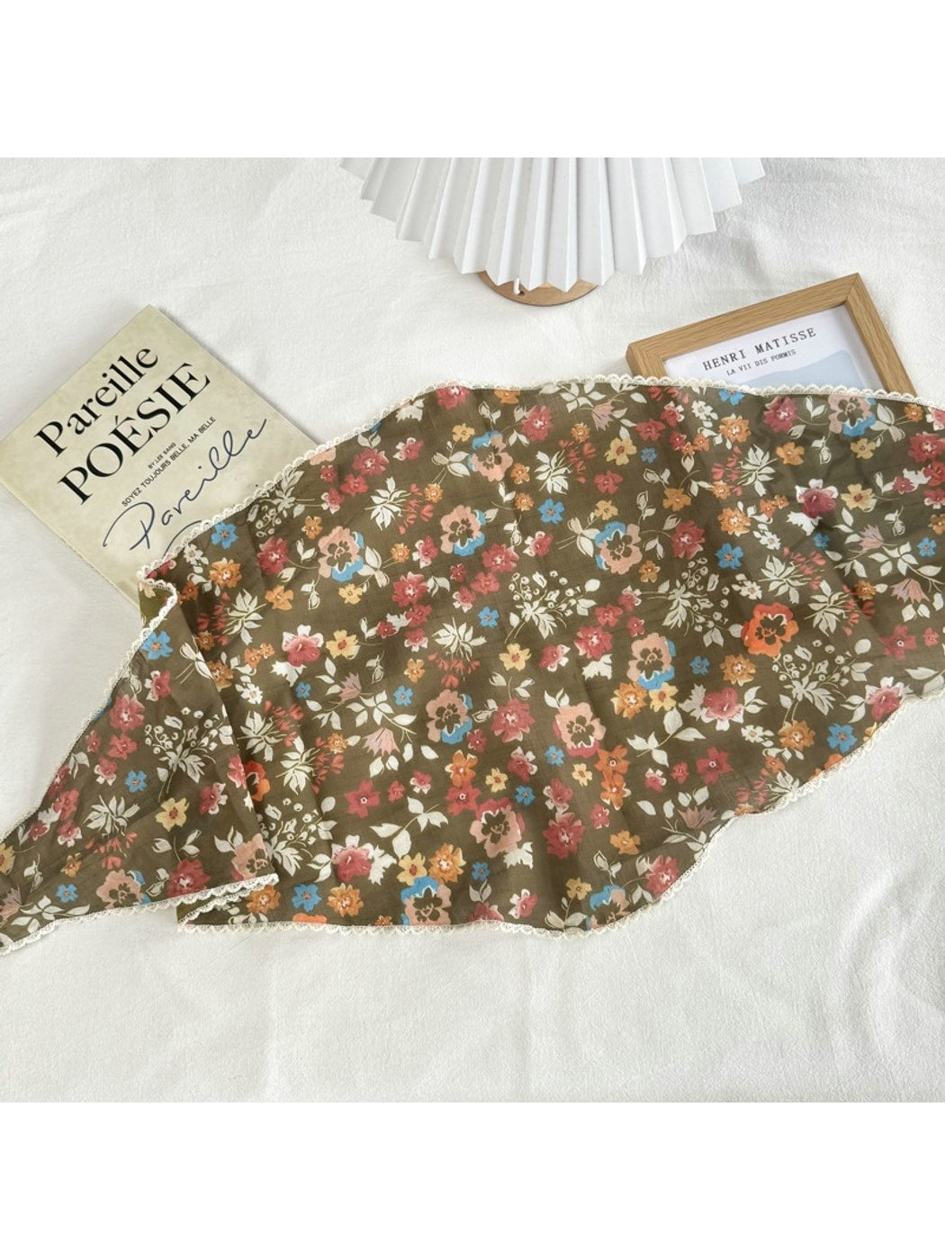 Scarvii - Lace Trim Floral Diamond Shaped Scarf