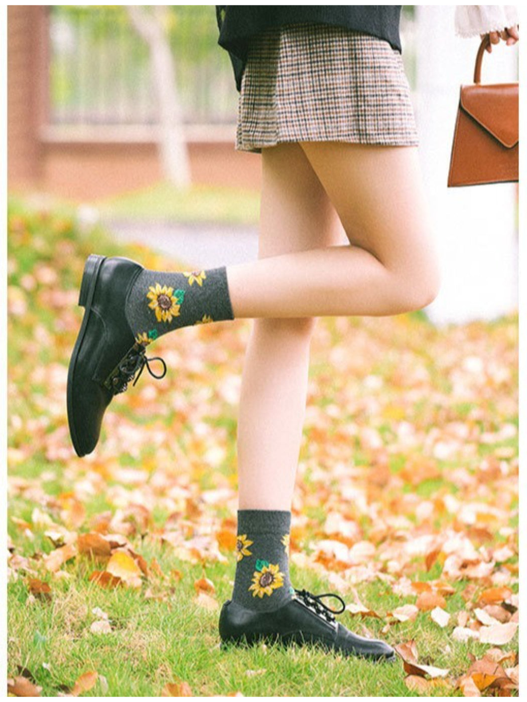 Rufia - Vintage Floral Embroidery Crew Socks