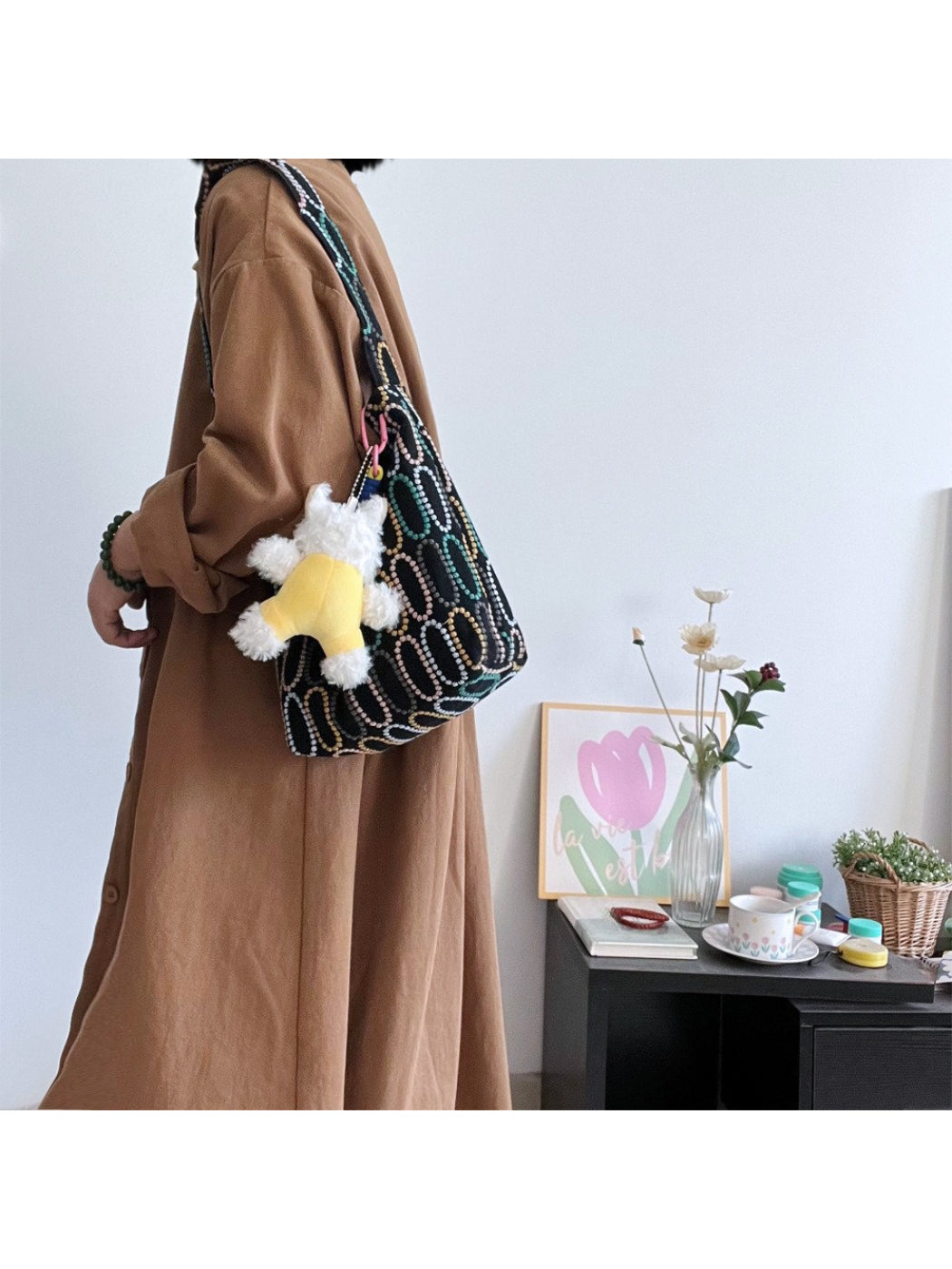 Close-up of geometric stitch pattern on beige Cosbai shoulder bag