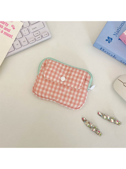 Close-up of gingham quilted pattern on Cosbai mini card pouch
