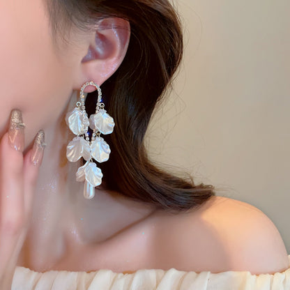 White Floral Tassel Earrings – Elegant Shell-Inspired Drops