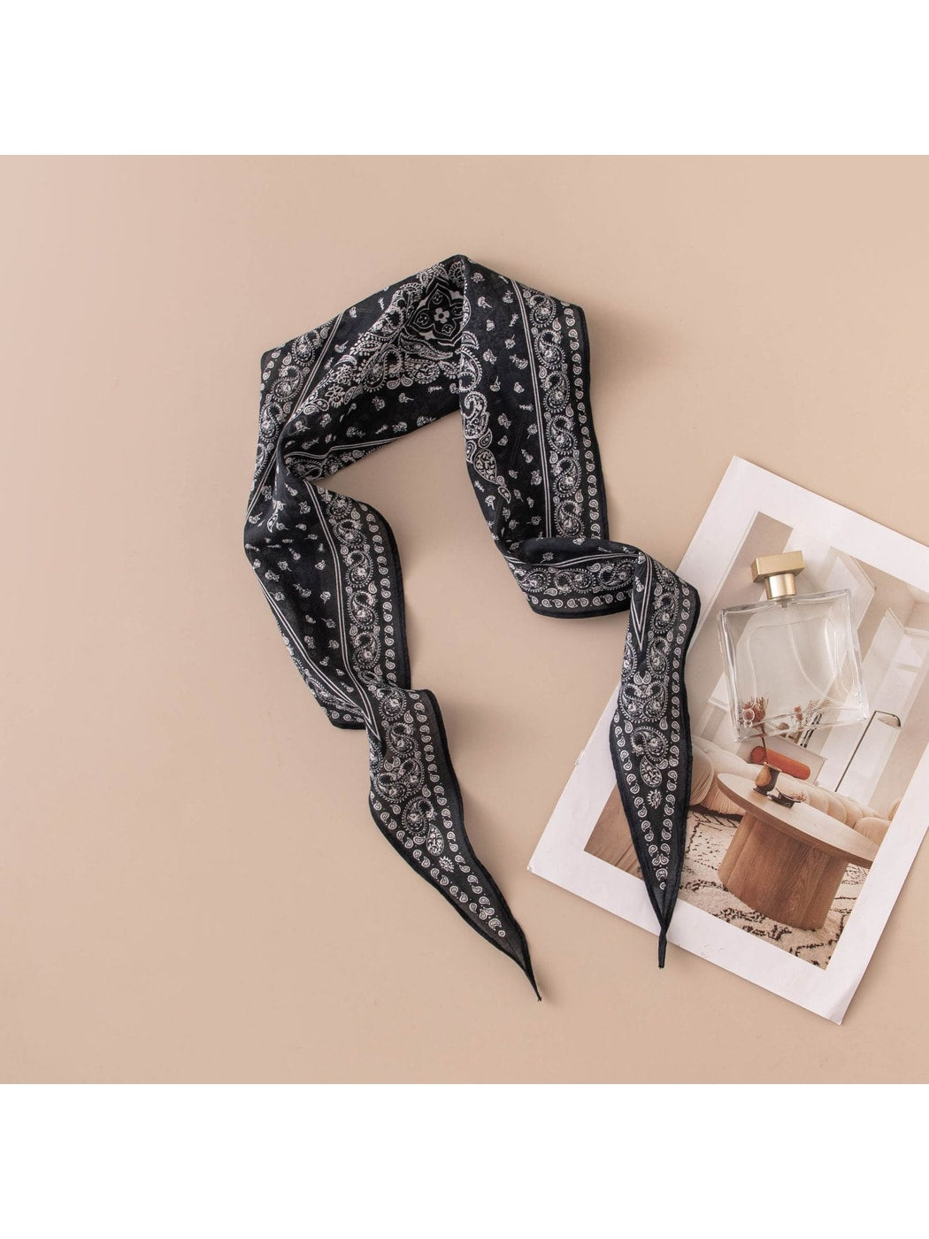 Scarvii - Retro Paisley Pattern Diamond-shaped Scarf