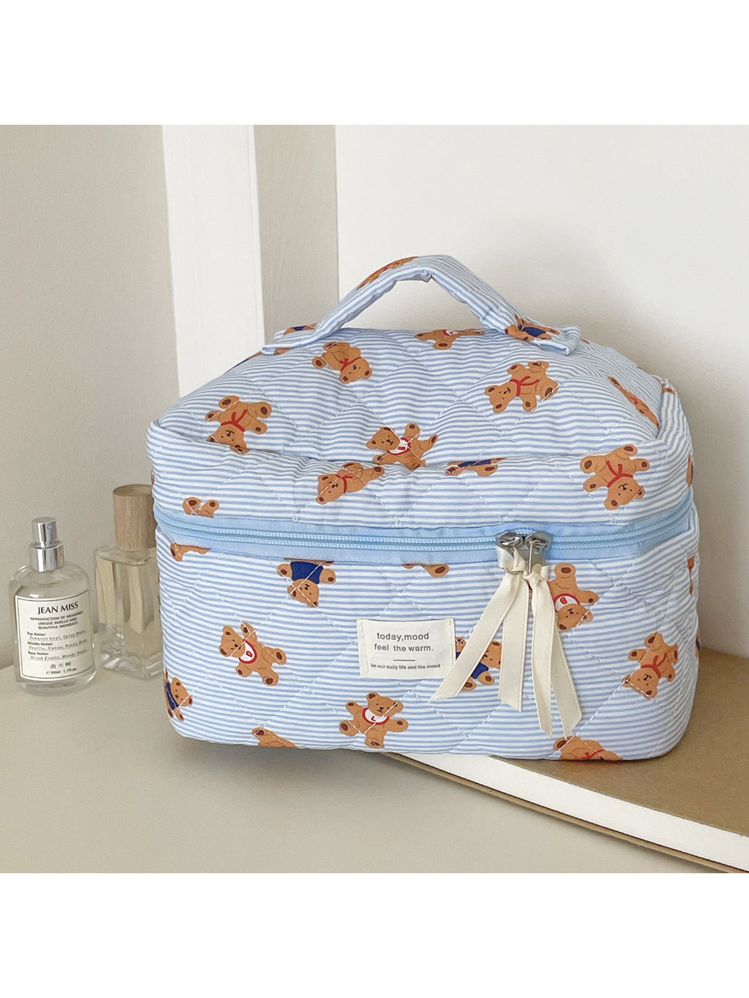 Close-up of quilted teddy pattern fabric on Cosbai beauty storage bag