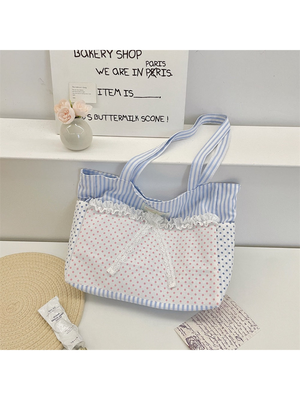 Close-up of lace trim on beige Cosbai casual shoulder tote bag