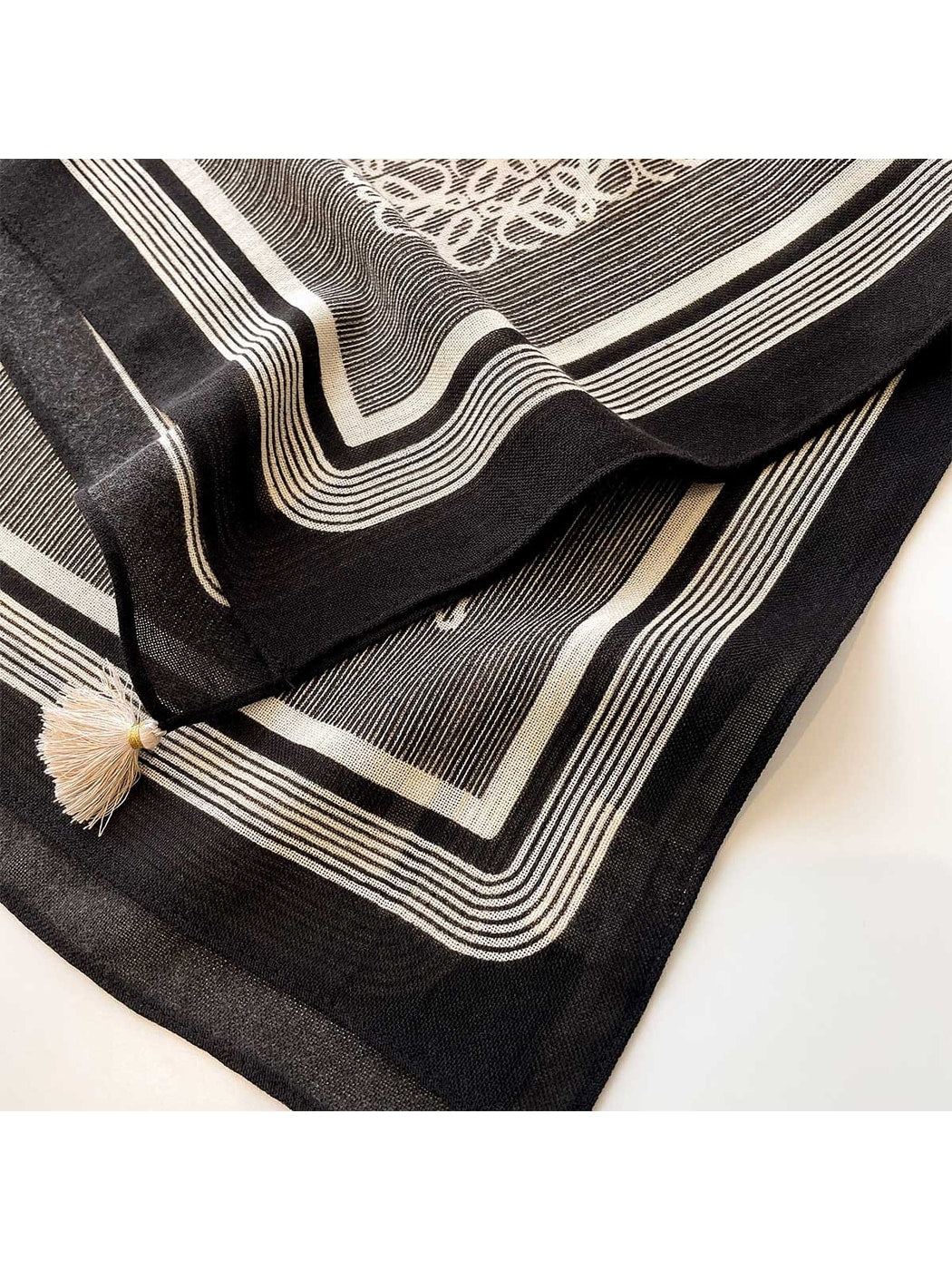 Scarvii - Elegant Gray Geometric Printed Square Scarf