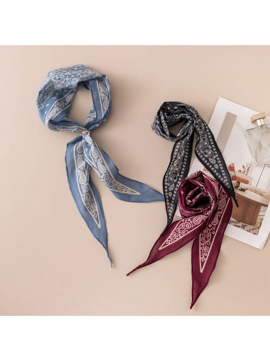 Scarvii - Retro Paisley Pattern Diamond-shaped Scarf