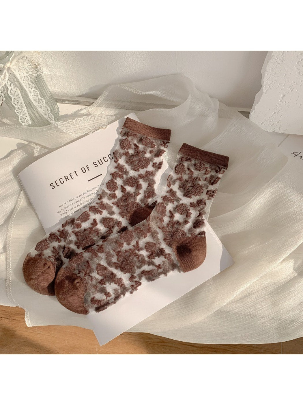 Rufia - Retro Floral Embossing Sheer Crew Socks
