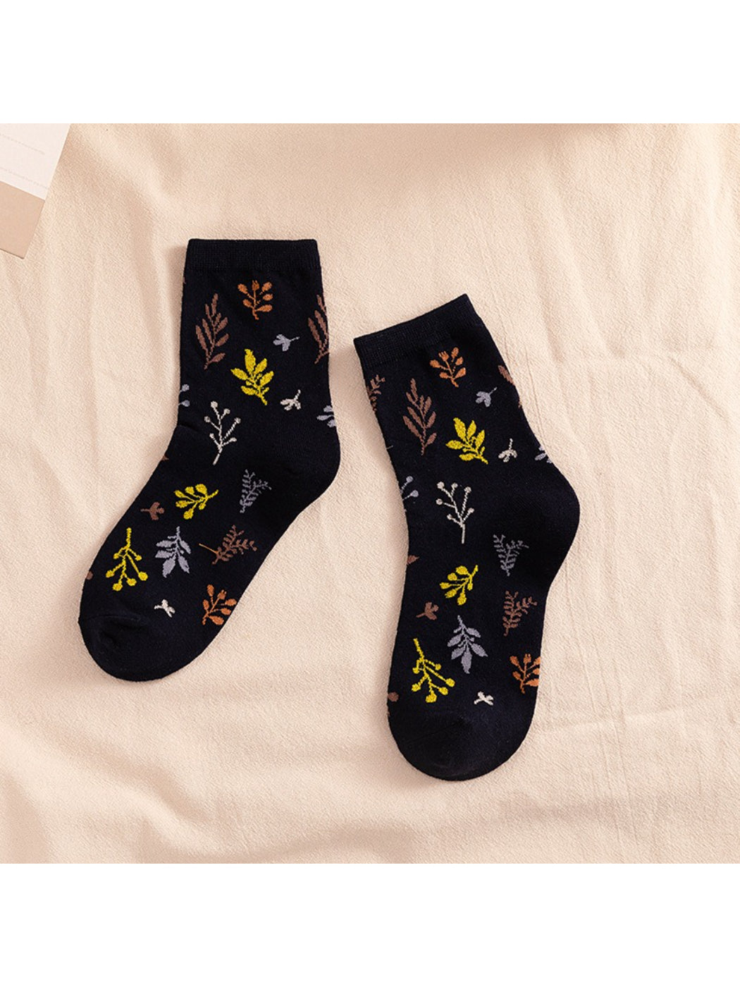 Rufia - Scattered Leaf Motif Knit Crew Socks