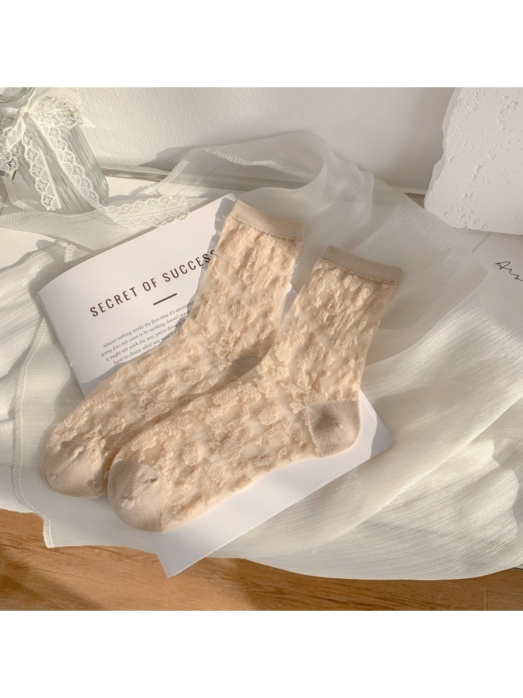Rufia - Retro Floral Embossing Sheer Crew Socks
