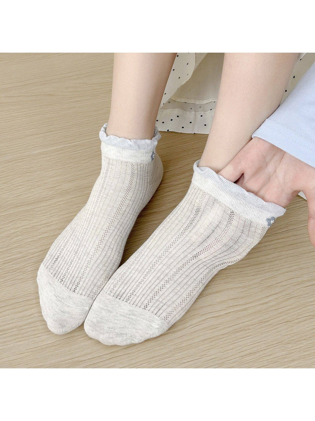 Rufia - Ruffle Trim Solid Color Ankle Socks