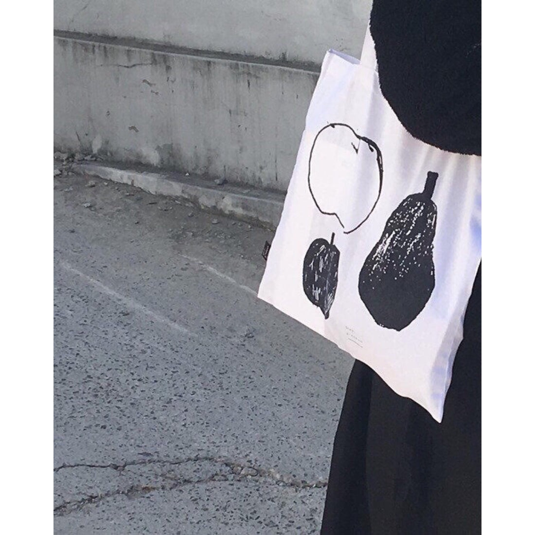 Side view of Cosbai tote bag showing sturdy handles and fruit artwork