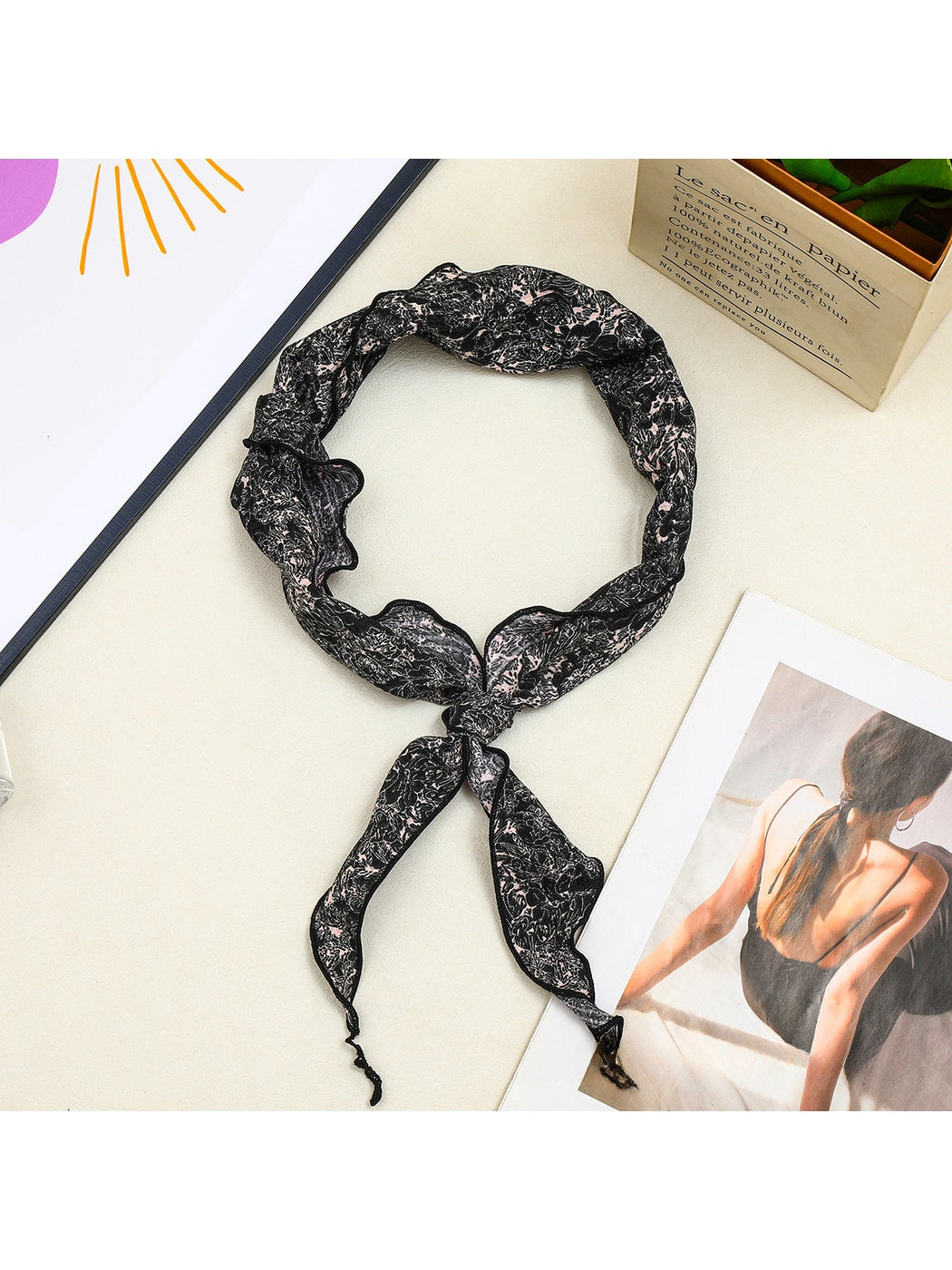 Scarvii - Vintage Print Wavy Edge Triangle Bandana