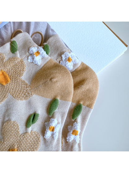 Rufia - Playful Flower Motif Casual Ankle Socks