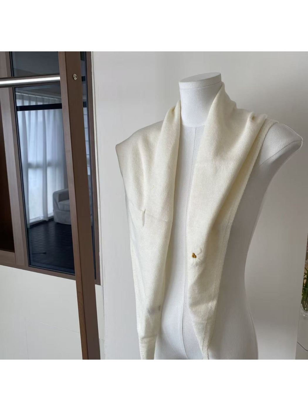 Scarvii - Daisy Detail Triangle Knit Scarf