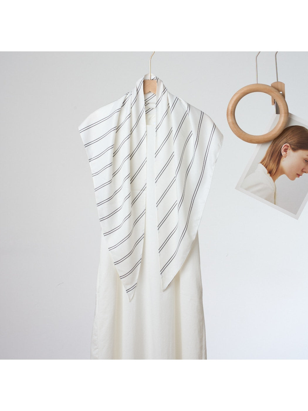 Scarvii - Minimalist Printed Linear Triangle Bandana