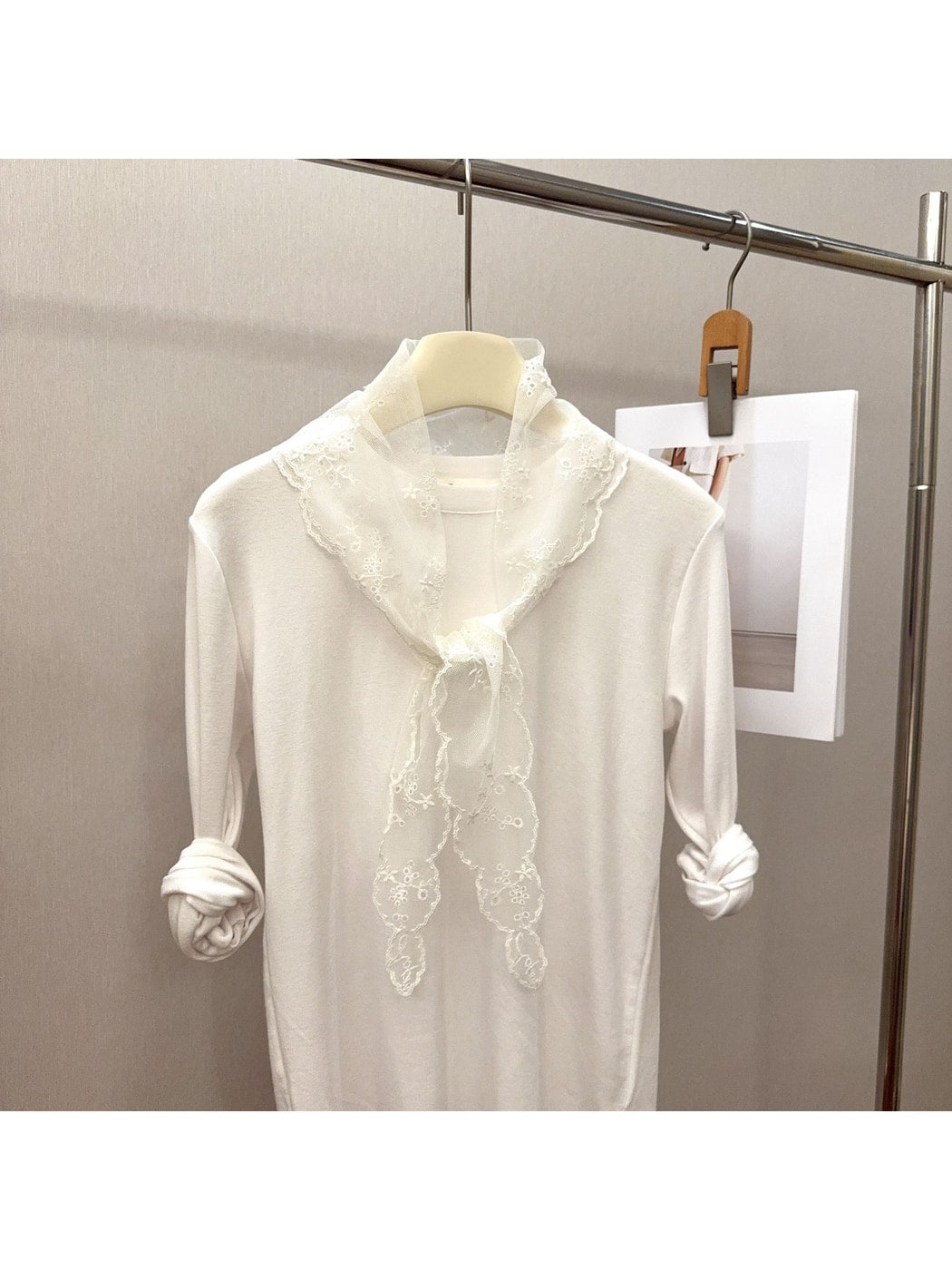 Scarvii - Floral Lace Decorative Diamond Shaped Scarf