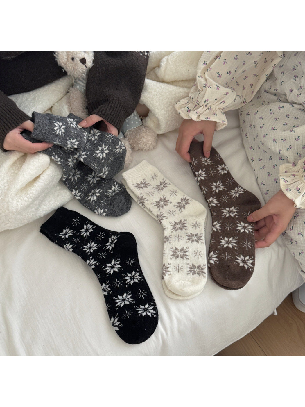 Rufia - Snowflake Pattern Crew Socks product image 1