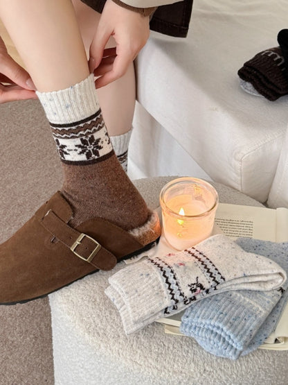 Rufia – Retro Mid-Calf Socks with Snowflake Pattern