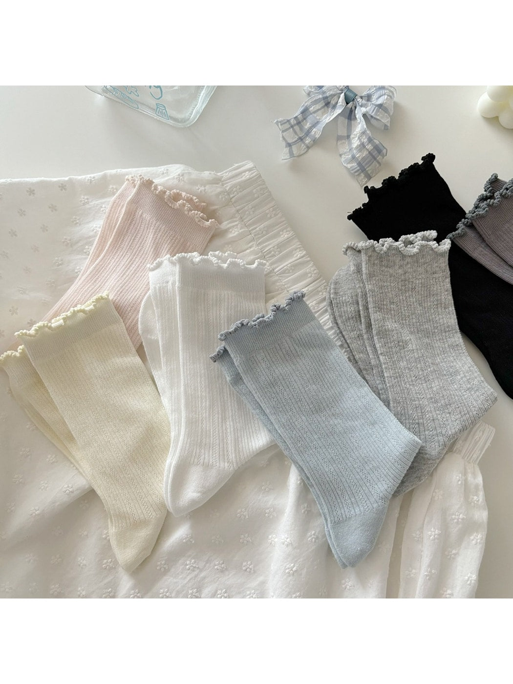 Rufia - Minimalist Solid Color Ruffles Trim Crew Socks