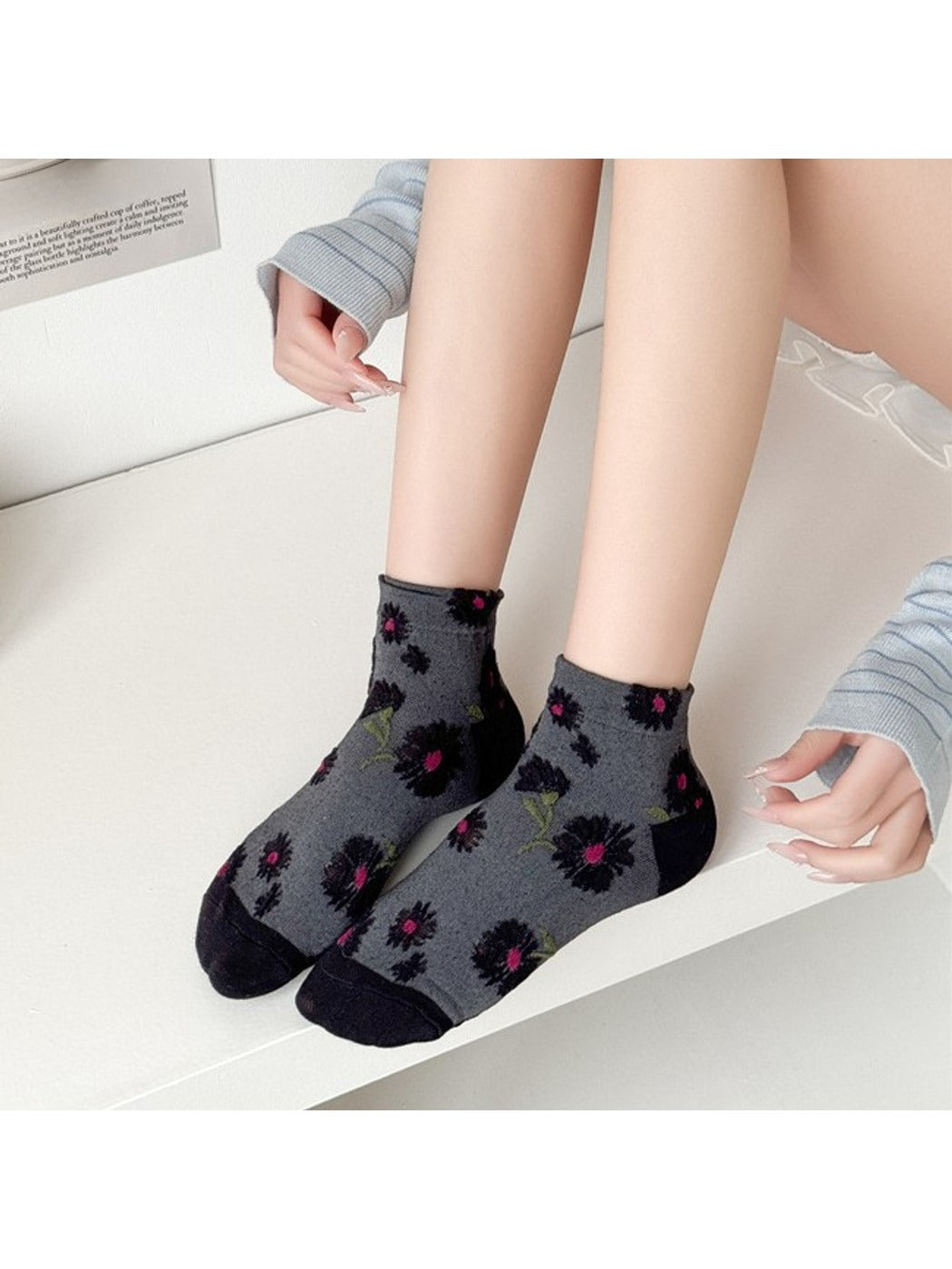 Rufia - Muted Floral Embroidered Ankle Socks