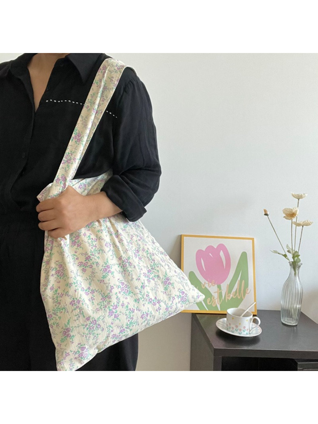 Side view of Cosbai vintage floral tote bag highlighting its slim profile