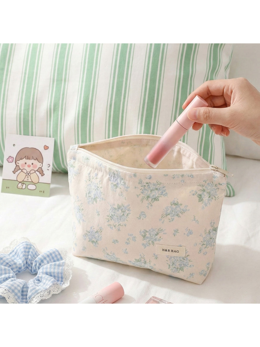 Close-up of Cosbai lightweight makeup bag featuring detailed floral print