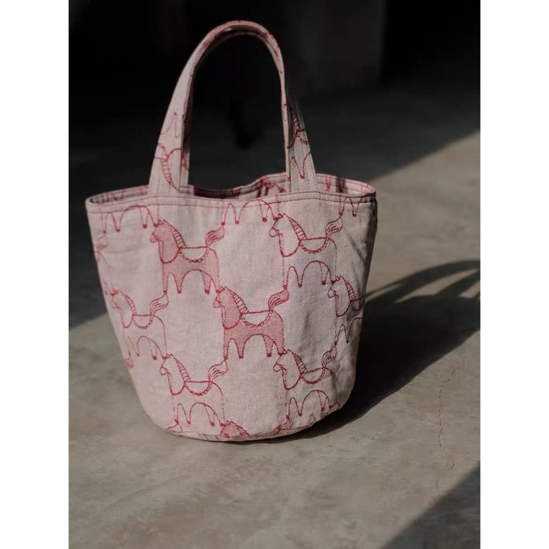 Side view of the Cosbai tote bag with sketch horse artwork