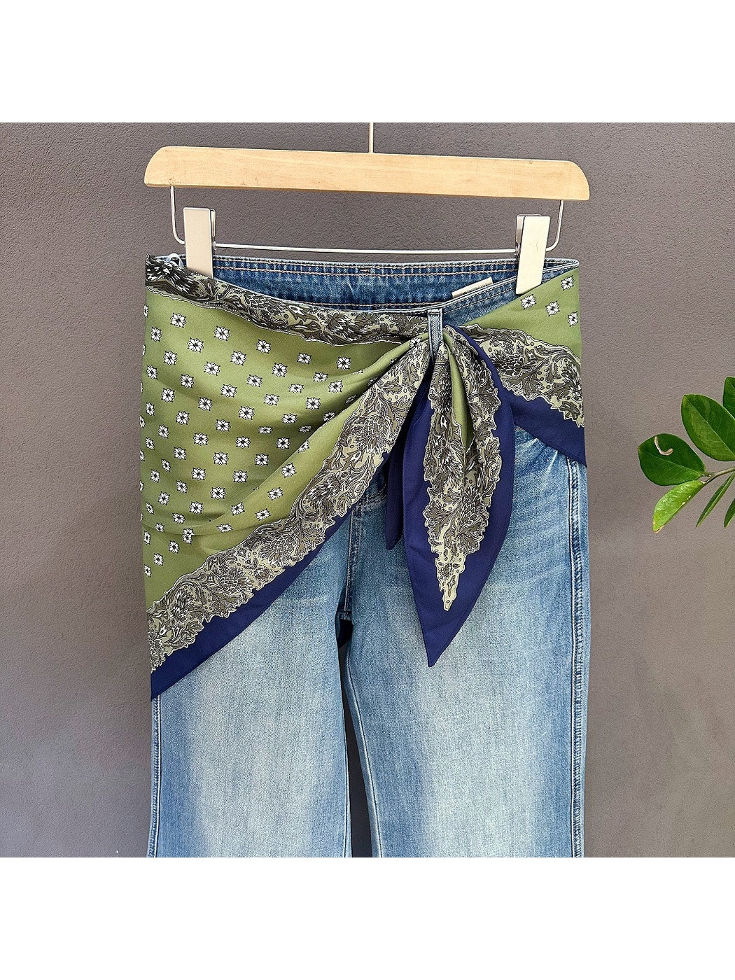 Scarvii - Vintage Contrast Trim Floral Triangle Bandana
