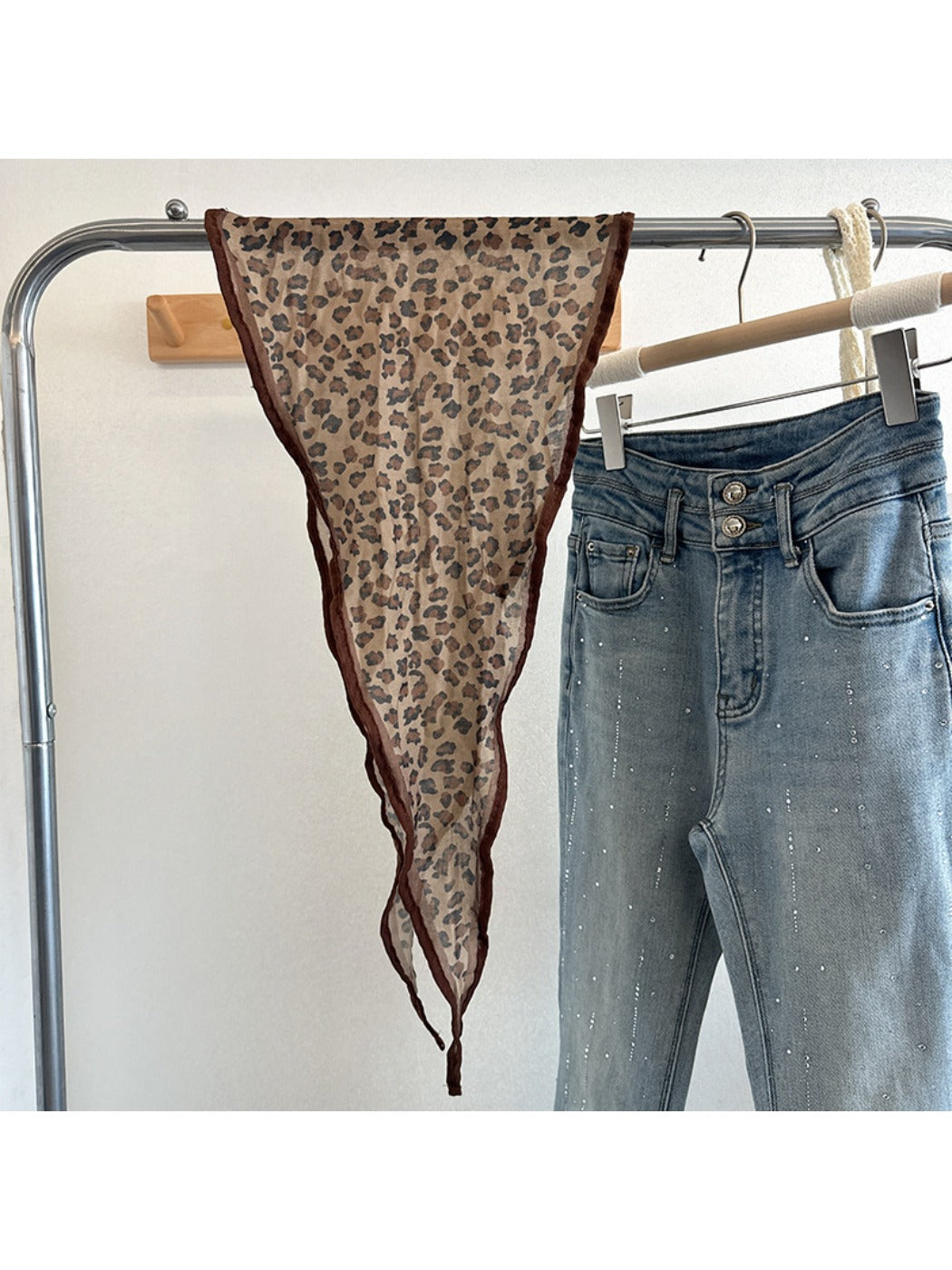 Scarvii - Retro Leopard Print Diamond Shaped Scarf