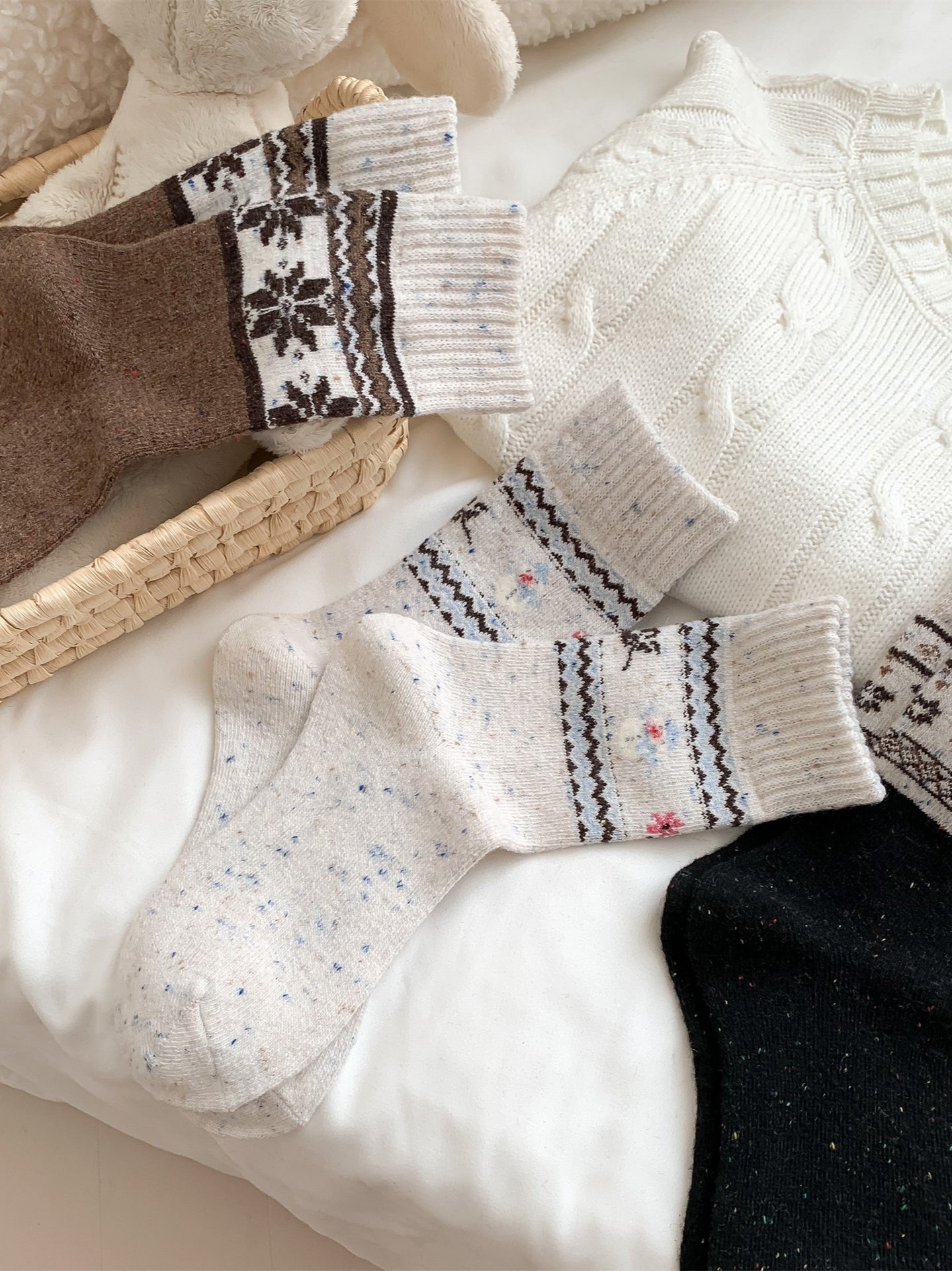 Rufia – Retro Mid-Calf Socks with Snowflake Pattern