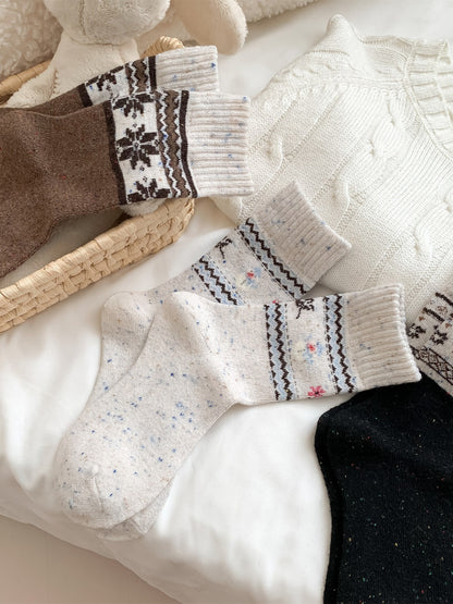 Rufia – Retro Mid-Calf Socks with Snowflake Pattern