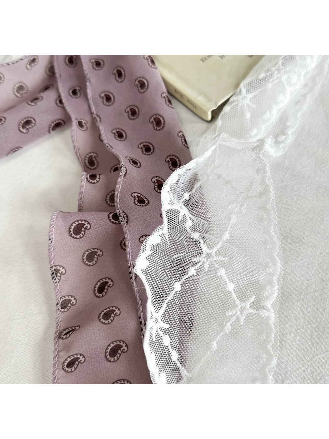 Scarvii - Gentle Paisley Lace Narrow Scarf