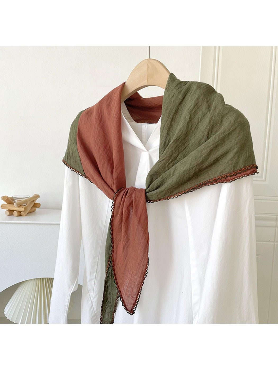 Scarvii - Contrast Trim Plain Weave Diamond-shaped Scarf