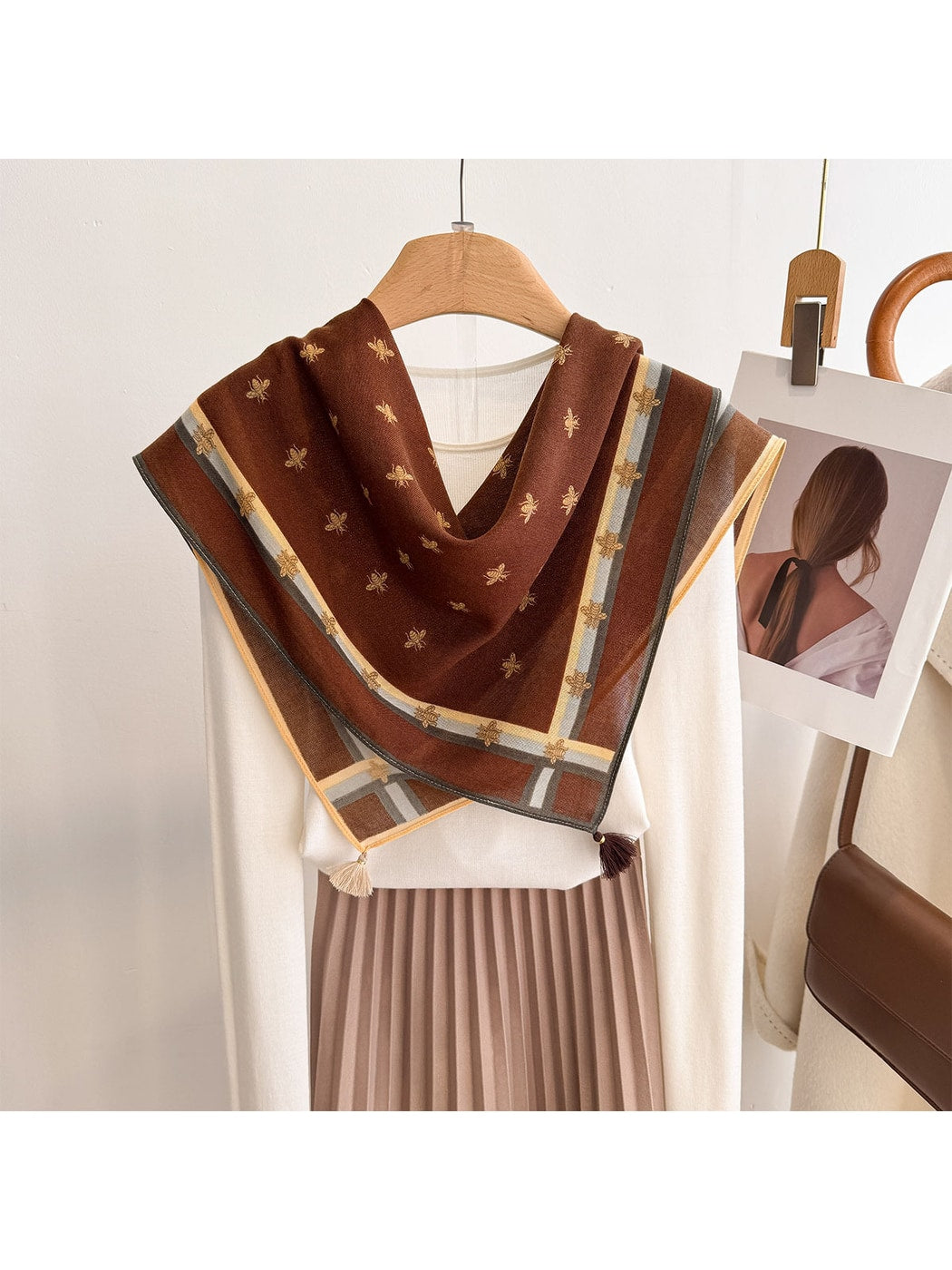 Scarvii - Retro Bee Print Framed Square Scarf