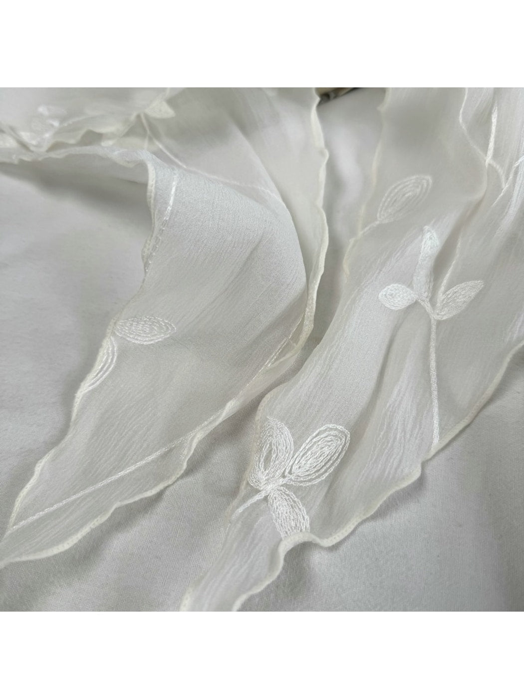 Scarvii - Embroidered Leaves Pattern Diamond-shaped Scarf