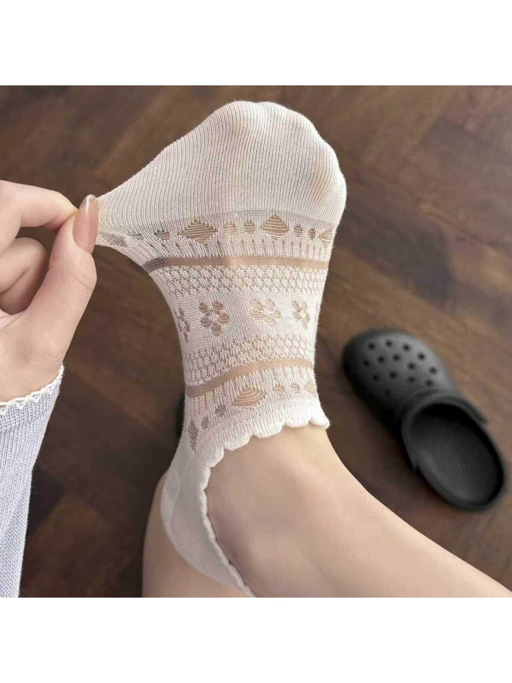 Rufia - Subtle Floral Pattern Women's No Show Socks