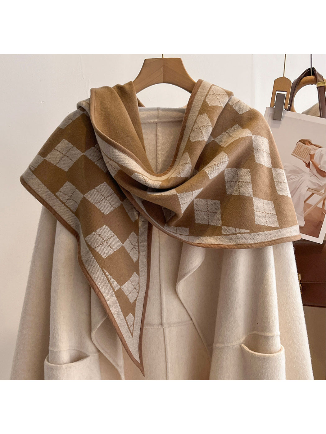 Scarvii - Diamond Pattern Contrast Border Triangle Scarf