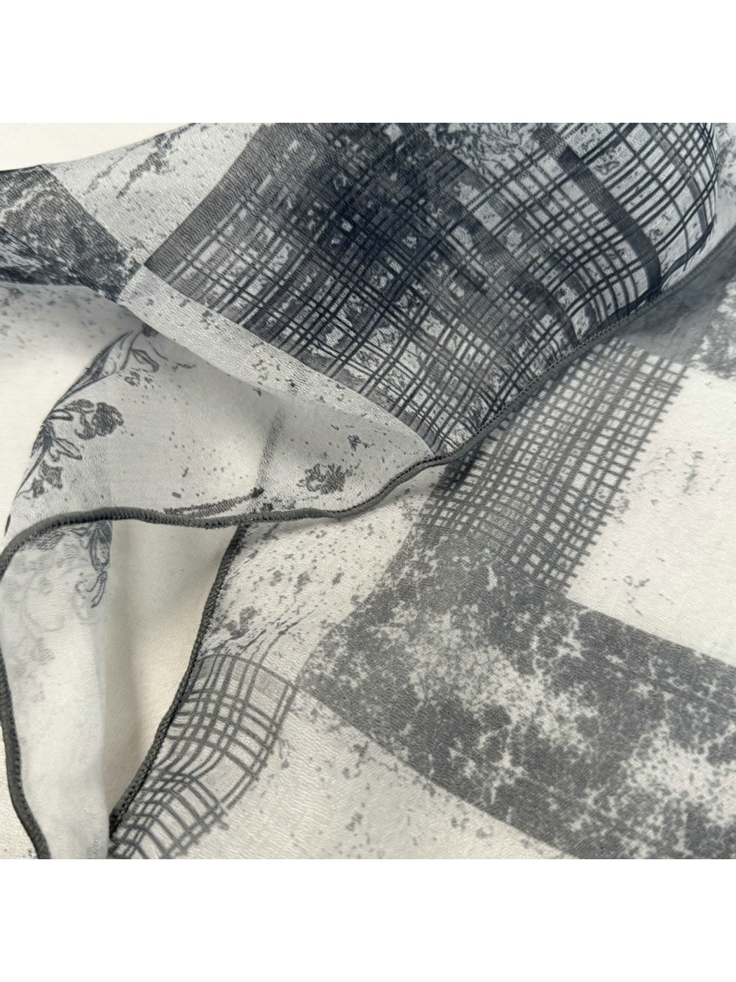 Scarvii - Vintage Floral Pattern Diamond-shaped Scarf