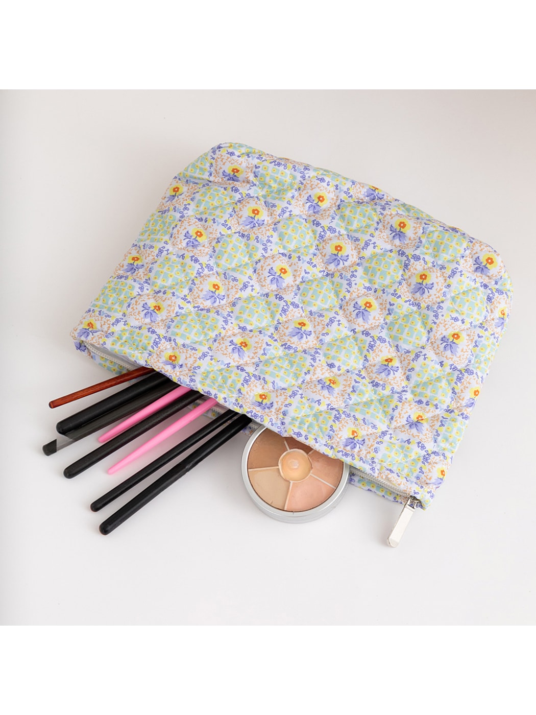 Cosbai - Rustic Style Floral Pattern Quilted Zip Pouch