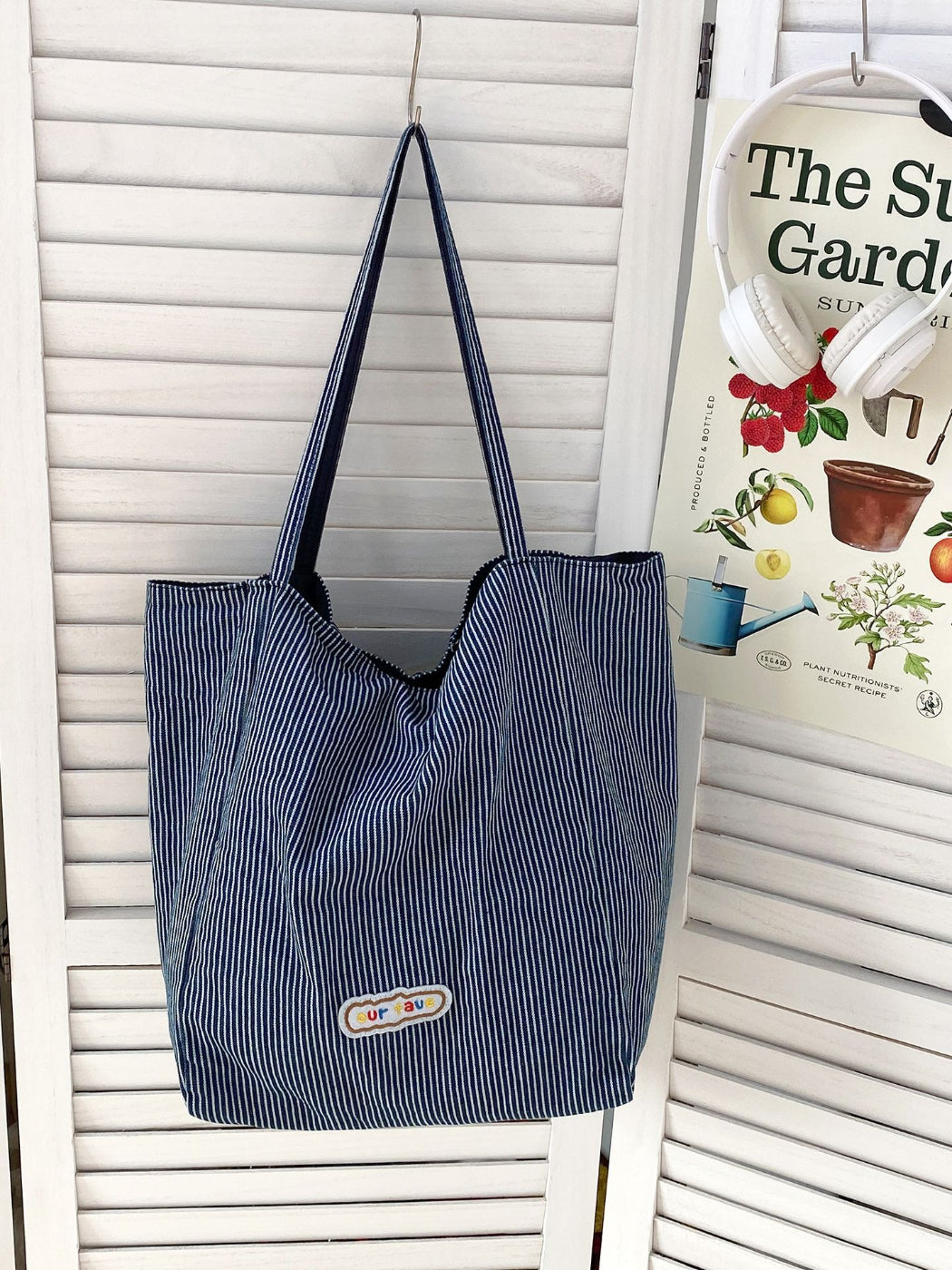 Close-up of Cosbai tote bag fabric pattern and stitching details