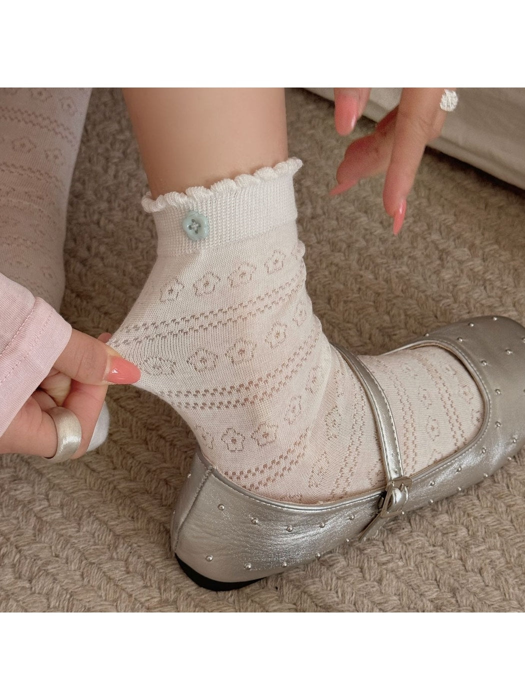 Rufia - Floral Pattern Openwork Button Detail Crew Socks