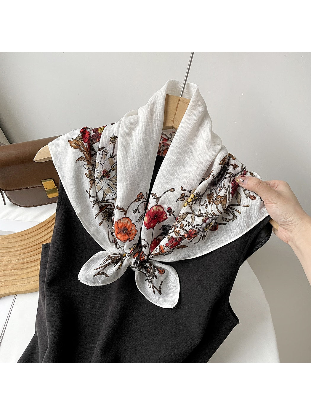 Scarvii - Retro Floral Pattern Fashion Square Scarf