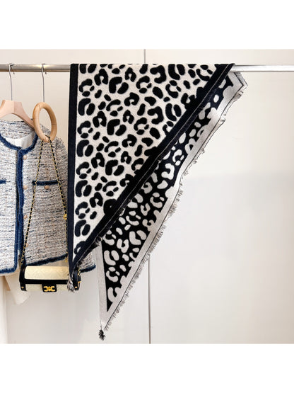 Scarvii - Leopard Pattern Triangle Shawl