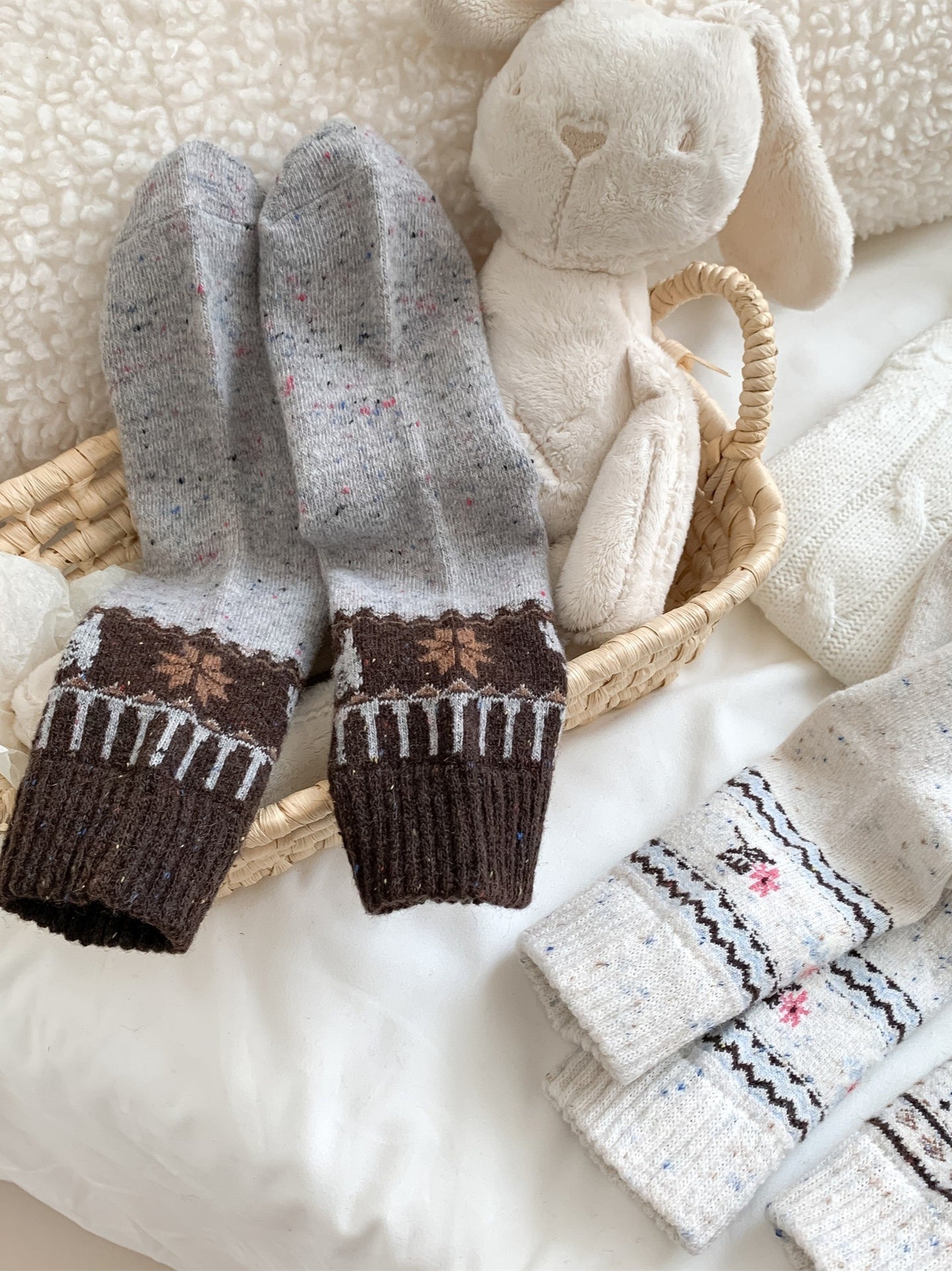 Rufia – Retro Mid-Calf Socks with Snowflake Pattern