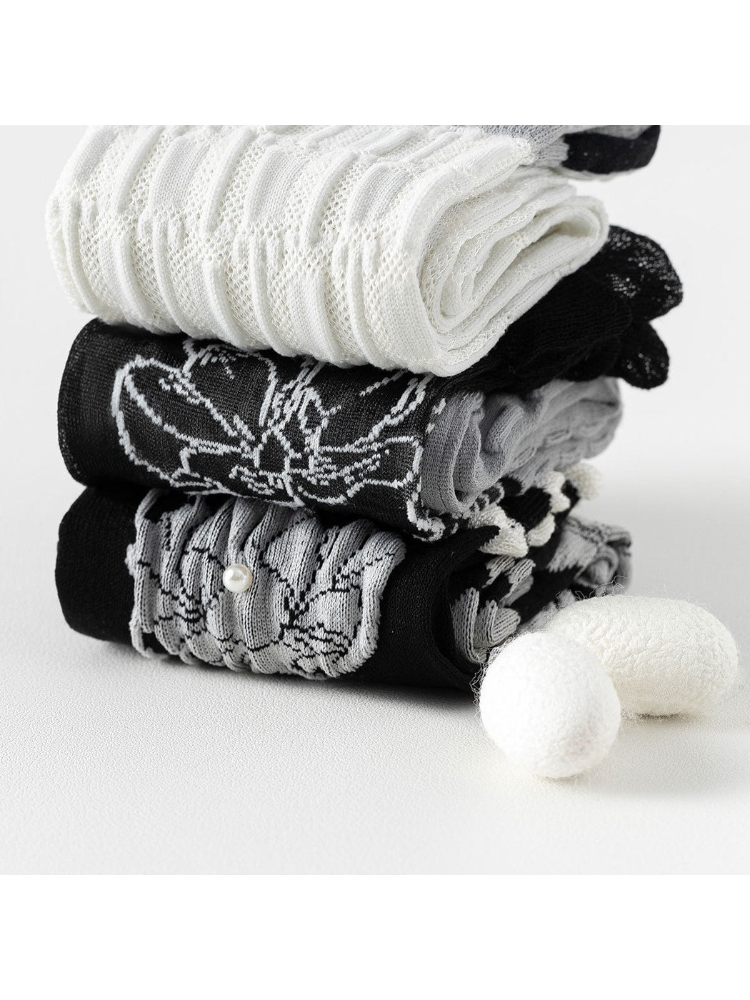 Rufia - Vintage Style Floral Line Art Crew Socks