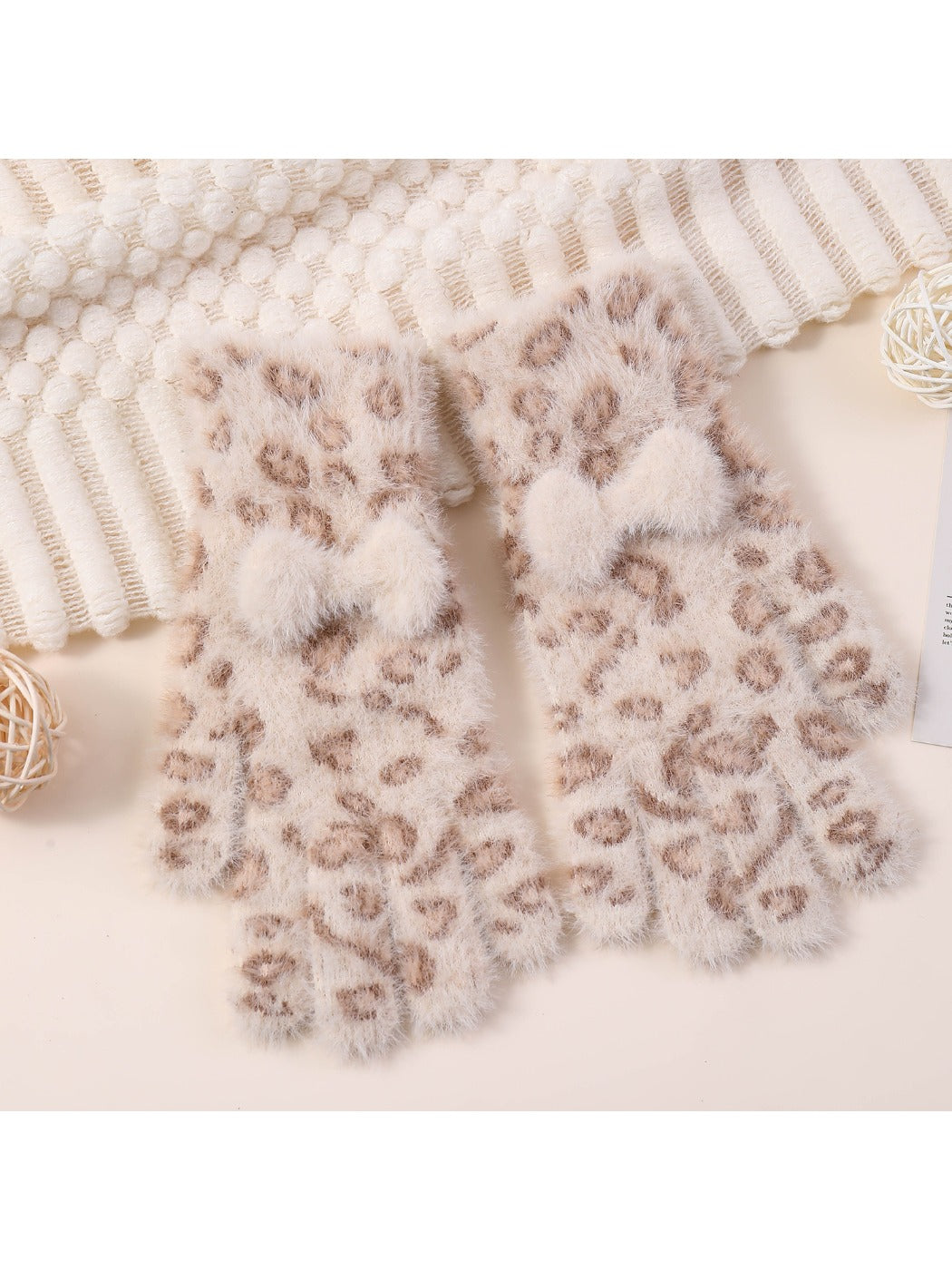 Gloving – Leopard Bow Plush Knit Gloves